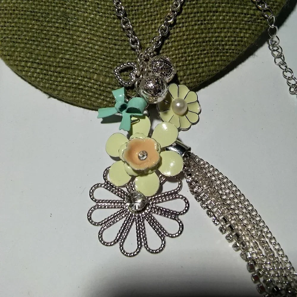 Women`s silver tone flower floral statement neckla